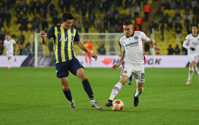 09.12.2021, Fussball UEFA Europa League, Fenerbahce SK Istanbul - Eintracht Frankfurt, emonline, emspor, v.l., Min-jae Kim (Fenerbahce Istanbul), Rafael Borre (Eintracht Frankfurt) DFL DFB REGULATIONS PROHIBIT ANY USE OF PHOTOGRAPHS AS IMAGE SEQUENCES AND OR QUASI-VIDEO. xdcx Copyright: HMBxMedia Claus