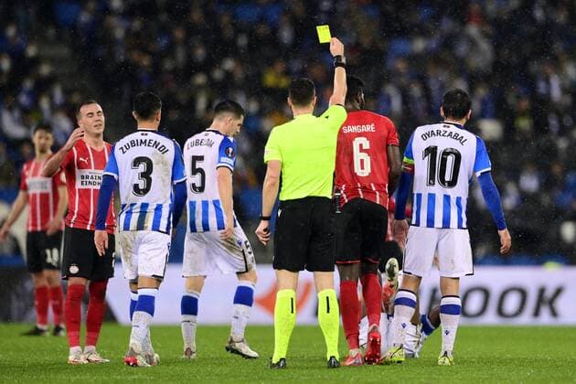 SAN SEBASTIAN - (lr) referee Felix Zwayer gives the yellow card to Ibrahim Sangare of PSV Eindhoven during the UEFA Europa League match between Real Sociedad and PSV Eindhoven at Estadio de Anoeta on December 9, 2021 in San Sebastian, Spain. ANP OLAF KRAAK UEFA Europa League 2021 2022 xVIxANPxSportx xxANPxIVx