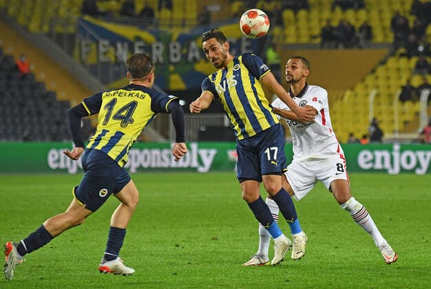 09.12.2021, xjhx, Fussball UEFA Europa League, Fenerbahce Istanbul - Eintracht Frankfurt emspor, v.l. Dimitrios Pelkas (Fenerbahce Istanbul) Irfan Can Kahveci (Fenerbahce Istanbul) Djibril Sow (Eintracht Frankfurt) Zweikampf, Aktion, action, battle for the ball (DFL DFB REGULATIONS PROHIBIT ANY USE OF PHOTOGRAPHS as IMAGE SEQUENCES and or QUASI-VIDEO) Istanbul