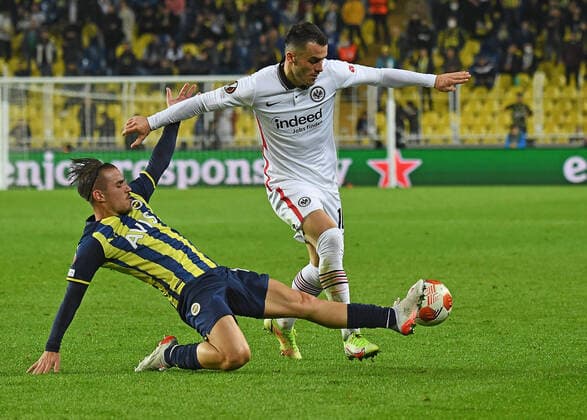 09.12.2021, xjhx, Fussball UEFA Europa League, Fenerbahce Istanbul - Eintracht Frankfurt emspor, v.l. Serdar Aziz (Fenerbahce Istanbul) Filip Kostic (Eintracht Frankfurt) Zweikampf, Aktion, action, battle for the ball (DFL DFB REGULATIONS PROHIBIT ANY USE OF PHOTOGRAPHS as IMAGE SEQUENCES and or QUASI-VIDEO) Istanbul