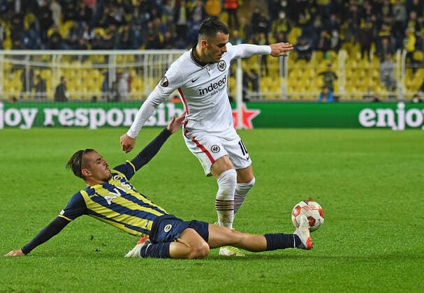 09.12.2021, xjhx, Fussball UEFA Europa League, Fenerbahce Istanbul - Eintracht Frankfurt emspor, v.l. Serdar Aziz (Fenerbahce Istanbul) Filip Kostic (Eintracht Frankfurt) Zweikampf, Aktion, action, battle for the ball (DFL DFB REGULATIONS PROHIBIT ANY USE OF PHOTOGRAPHS as IMAGE SEQUENCES and or QUASI-VIDEO) Istanbul