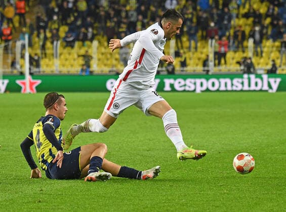 09.12.2021, xjhx, Fussball UEFA Europa League, Fenerbahce Istanbul - Eintracht Frankfurt emspor, v.l. Serdar Aziz (Fenerbahce Istanbul) Filip Kostic (Eintracht Frankfurt) Zweikampf, Aktion, action, battle for the ball (DFL DFB REGULATIONS PROHIBIT ANY USE OF PHOTOGRAPHS as IMAGE SEQUENCES and or QUASI-VIDEO) Istanbul