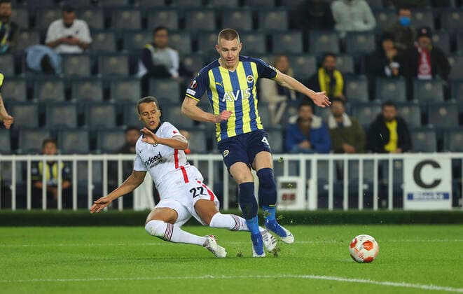 09.12.2021, Fussball UEFA Europa League, Fenerbahce SK Istanbul - Eintracht Frankfurt, emonline, emspor, v.l., Timothy Chandler (Eintracht Frankfurt), Serdar Aziz (Fenerbahce Istanbul) DFL DFB REGULATIONS PROHIBIT ANY USE OF PHOTOGRAPHS AS IMAGE SEQUENCES AND OR QUASI-VIDEO. xdcx Copyright: HMBxMedia Claus