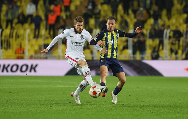 09.12.2021, Fussball UEFA Europa League, Fenerbahce SK Istanbul - Eintracht Frankfurt, emonline, emspor, v.l., Kristijan Jakic (Eintracht Frankfurt), Dimitrios Pelkas (Fenerbahce Istanbul) DFL DFB REGULATIONS PROHIBIT ANY USE OF PHOTOGRAPHS AS IMAGE SEQUENCES AND OR QUASI-VIDEO. xdcx Copyright: HMBxMedia Claus