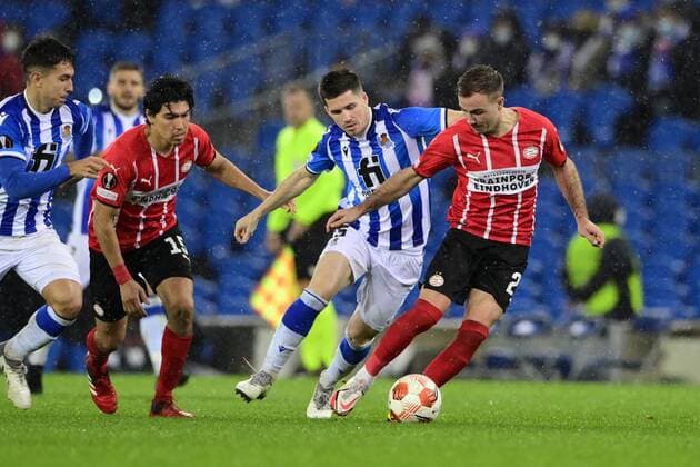 SAN SEBASTIAN - (lr) Igor Zubeldia of Real Sociedad, Mario Gotze of PSV Eindhoven during the UEFA Europa League match between Real Sociedad and PSV Eindhoven at Estadio de Anoeta on December 9, 2021 in San Sebastian, Spain. ANP OLAF KRAAK UEFA Europa League 2021 2022 xVIxANPxSportx xxANPxIVx