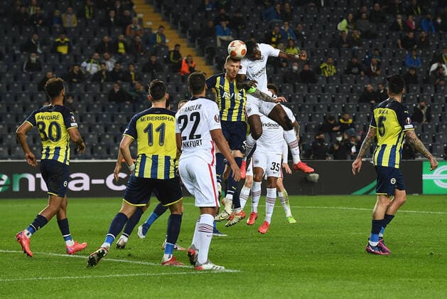 09.12.2021, xjhx, Fussball UEFA Europa League, Fenerbahce Istanbul - Eintracht Frankfurt emspor, v.l. Evan Ndicka N Dicka N«Dicka (Eintracht Frankfurt) Kopfballduell Kopfball Zweikampf Serdar Aziz (Fenerbahce Istanbul) (DFL DFB REGULATIONS PROHIBIT ANY USE OF PHOTOGRAPHS as IMAGE SEQUENCES and or QUASI-VIDEO) Istanbul