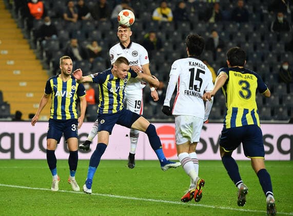 09.12.2021, xjhx, Fussball UEFA Europa League, Fenerbahce Istanbul - Eintracht Frankfurt emspor, v.l. Attila Szalai (Fenerbahce Istanbul) Rafael Borre, Rafael Santos Borre Maury (Eintracht Frankfurt) Kopfballduell Kopfball Zweikampf (DFL DFB REGULATIONS PROHIBIT ANY USE OF PHOTOGRAPHS as IMAGE SEQUENCES and or QUASI-VIDEO) Istanbul