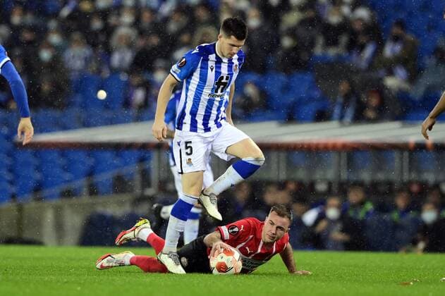 SAN SEBASTIAN - (lr) Igor Zubeldia of Real Sociedad, Mario Gotze of PSV Eindhoven during the UEFA Europa League match between Real Sociedad and PSV Eindhoven at Estadio de Anoeta on December 9, 2021 in San Sebastian, Spain. ANP OLAF KRAAK UEFA Europa League 2021 2022 xVIxANPxSportx xxANPxIVx