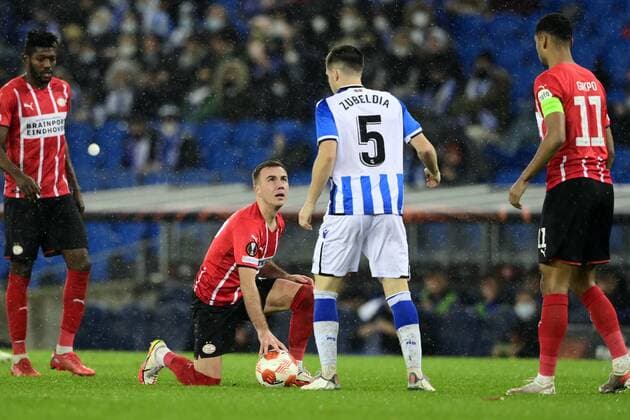 SAN SEBASTIAN - (lr) Mario Gotze of PSV Eindhoven, Igor Zubeldia of Real Sociedad during the UEFA Europa League match between Real Sociedad and PSV Eindhoven at Estadio de Anoeta on December 9, 2021 in San Sebastian, Spain. ANP OLAF KRAAK UEFA Europa League 2021 2022 xVIxANPxSportx xxANPxIVx