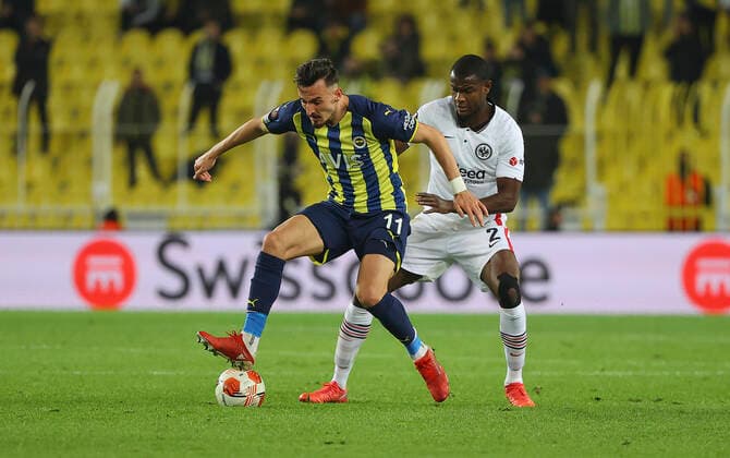09.12.2021, Fussball UEFA Europa League, Fenerbahce SK Istanbul - Eintracht Frankfurt, emonline, emspor, v.l., Mergim Berisha (Fenerbahce Istanbul), Evan Ndicka (Eintracht Frankfurt) DFL DFB REGULATIONS PROHIBIT ANY USE OF PHOTOGRAPHS AS IMAGE SEQUENCES AND OR QUASI-VIDEO. xdcx Copyright: HMBxMedia Claus