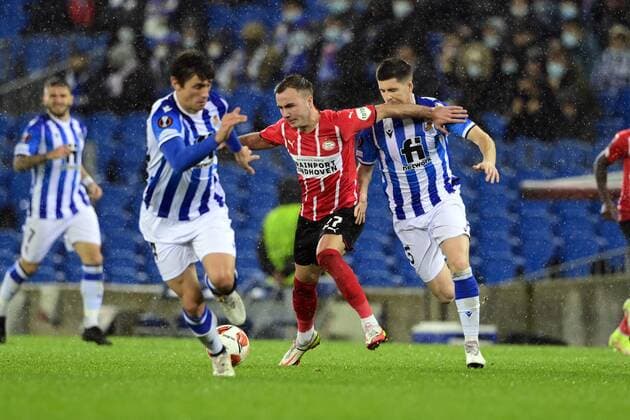 SAN SEBASTIAN - (lr) Robin Le Normand of Real Sociedad, Mario Gotze of PSV Eindhoven, Igor Zubeldia of Real Sociedad during the UEFA Europa League match between Real Sociedad and PSV Eindhoven at Estadio de Anoeta on December 9, 2021 in San Sebastian, Spain. ANP OLAF KRAAK UEFA Europa League 2021 2022 xVIxANPxSportx xxANPxIVx