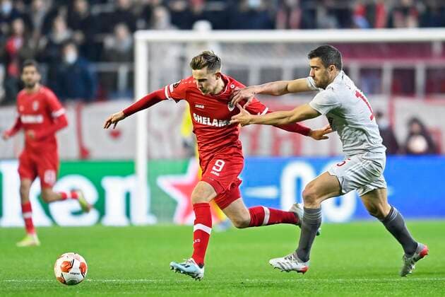 ANTWERPEN, BELGIUM - DECEMBER 09 : Johannes Eggestein forward of Antwerp FC is challenged by Sokratis Papastathopoulos defender of Olympiacos FC during the UEFA Europa League Group Stage - Group D match between Antwerp FC and Olympiacos FC at the Bosuil stadium on December 09, 2021 in Antwerpen, Belgium, 9 12 2021 ( Antwerp FC v Olympiacos FC : UEFA Europa League PhotoNews Panoramic 