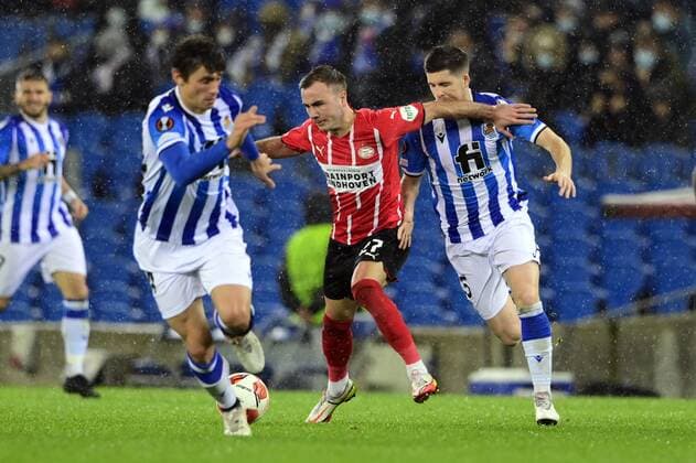 SAN SEBASTIAN - (lr) Robin Le Normand of Real Sociedad, Mario Gotze of PSV Eindhoven, Igor Zubeldia of Real Sociedad during the UEFA Europa League match between Real Sociedad and PSV Eindhoven at Estadio de Anoeta on December 9, 2021 in San Sebastian, Spain. ANP OLAF KRAAK UEFA Europa League 2021 2022 xVIxANPxSportx xxANPxIVx