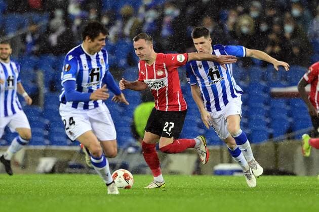SAN SEBASTIAN - (lr) Robin Le Normand of Real Sociedad, Mario Gotze of PSV Eindhoven, Igor Zubeldia of Real Sociedad during the UEFA Europa League match between Real Sociedad and PSV Eindhoven at Estadio de Anoeta on December 9, 2021 in San Sebastian, Spain. ANP OLAF KRAAK UEFA Europa League 2021 2022 xVIxANPxSportx xxANPxIVx