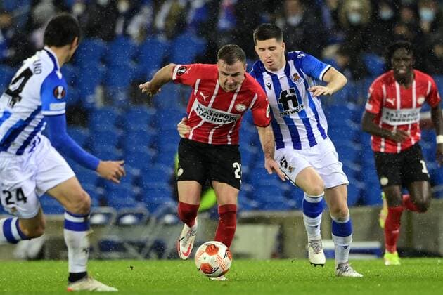 SAN SEBASTIAN - (lr) Mario Gotze of PSV Eindhoven, Igor Zubeldia of Real Sociedad during the UEFA Europa League match between Real Sociedad and PSV Eindhoven at Estadio de Anoeta on December 9, 2021 in San Sebastian, Spain. ANP OLAF KRAAK UEFA Europa League 2021 2022 xVIxANPxSportx xxANPxIVx