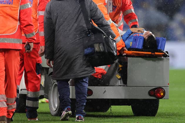 Hirving Lozano of SSC Napoli injured during the Uefa Europa League 2021 2022 group C football match between SSC Napoli and Leicester at Diego Armando Maradona stadium in Napoli (Italy), December 09th, 2021. Photo Cesare Purini Insidefoto cesarexpurini