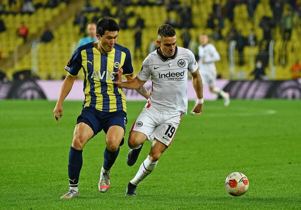 09.12.2021, xjhx, Fussball UEFA Europa League, Fenerbahce Istanbul - Eintracht Frankfurt emspor, v.l. Min-Jae Kim (Fenerbahce Istanbul) Rafael Borre, Rafael Santos Borre Maury (Eintracht Frankfurt) Zweikampf, Aktion, action, battle for the ball (DFL DFB REGULATIONS PROHIBIT ANY USE OF PHOTOGRAPHS as IMAGE SEQUENCES and or QUASI-VIDEO) Istanbul