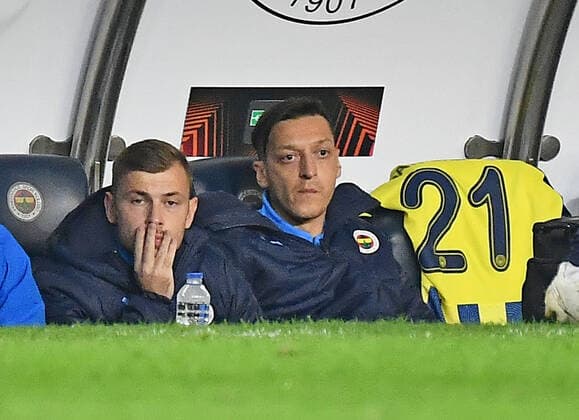 09.12.2021, xjhx, Fussball UEFA Europa League, Fenerbahce Istanbul - Eintracht Frankfurt emspor, v.l. Mesut Oezil (Fenerbahce Istanbul) nur auf der Ersatzbank (DFL DFB REGULATIONS PROHIBIT ANY USE OF PHOTOGRAPHS as IMAGE SEQUENCES and or QUASI-VIDEO) Istanbul