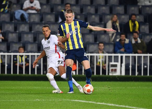 09.12.2021, xjhx, Fussball UEFA Europa League, Fenerbahce Istanbul - Eintracht Frankfurt emspor, v.l. Timothy Chandler (Eintracht Frankfurt) Attila Szalai (Fenerbahce Istanbul) Zweikampf, Aktion, action, battle for the ball (DFL DFB REGULATIONS PROHIBIT ANY USE OF PHOTOGRAPHS as IMAGE SEQUENCES and or QUASI-VIDEO) Istanbul