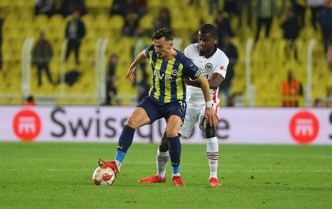 09.12.2021, Fussball UEFA Europa League, Fenerbahce SK Istanbul - Eintracht Frankfurt, emonline, emspor, v.l., Mergim Berisha (Fenerbahce Istanbul), Evan Ndicka (Eintracht Frankfurt) DFL DFB REGULATIONS PROHIBIT ANY USE OF PHOTOGRAPHS AS IMAGE SEQUENCES AND OR QUASI-VIDEO. xdcx Copyright: HMBxMedia Claus