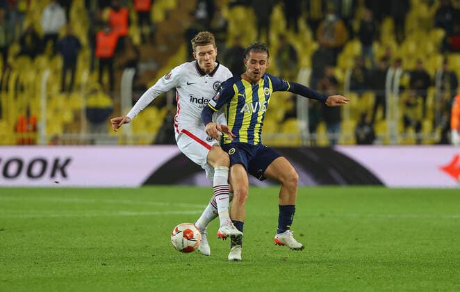 09.12.2021, Fussball UEFA Europa League, Fenerbahce SK Istanbul - Eintracht Frankfurt, emonline, emspor, v.l., Kristijan Jakic (Eintracht Frankfurt), Dimitrios Pelkas (Fenerbahce Istanbul) DFL DFB REGULATIONS PROHIBIT ANY USE OF PHOTOGRAPHS AS IMAGE SEQUENCES AND OR QUASI-VIDEO. xdcx Copyright: HMBxMedia Claus