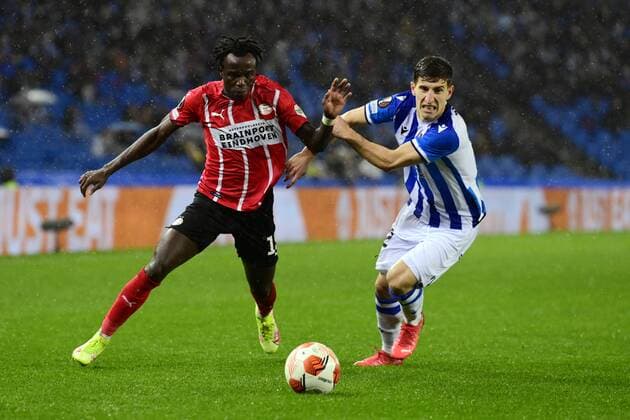 SAN SEBASTIAN - (lr) Bruma of PSV Eindhoven, Aihen Munoz of Real Sociedad during the UEFA Europa League match between Real Sociedad and PSV Eindhoven at Estadio de Anoeta on December 9, 2021 in San Sebastian, Spain. ANP OLAF KRAAK UEFA Europa League 2021 2022 xVIxANPxSportx xxANPxIVx