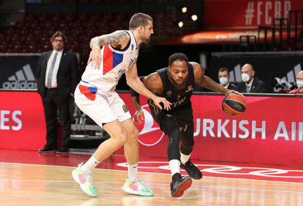 Zweikampf zwischen Adrien Moerman (Anadolu Istanbul, 18) und Deshaun Thomas (Bayern Basketball, 1) GER, FC Bayern Basketball vs. Anadolu EFES Istanbul, Basketball, EuroLeague, Saison 2021 2022, 09.12.2021, GER, FC Bayern Basketball vs. Anadolu EFES Istanbul, Basketball, EuroLeague, Saison 2021 2022, 09.12.2021, Muenchen Copyright: xEIBNER MarcelxEngelbrechtx EP_EER