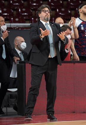 09.12.2021, xemx, Basketball EuroLeague, FC Bayern Muenchen - Anadolu Efes Istanbul emspor, v.l. Cheftrainer Andrea Trinchieri (FC Bayern Basketball) gibt Anweisungen, gestikuliert mit den Armen, gesticulate, gives instructions Muenchen
