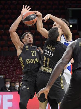 09.12.2021, xemx, Basketball EuroLeague, FC Bayern Muenchen - Anadolu Efes Istanbul emspor, v.l. Augustine Rubit (FC Bayern Basketball), Vladimir Lucic (FC Bayern Basketball), Shane Larkin (Anadolu Efes Istanbul) Zweikampf, Aktion, action, battle for the ball Muenchen