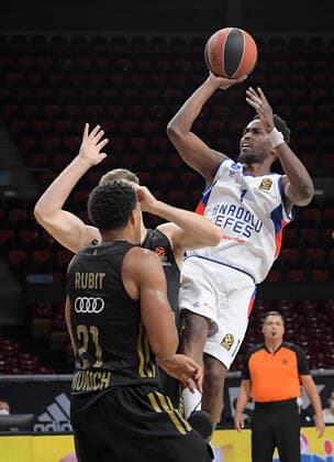 09.12.2021, xemx, Basketball EuroLeague, FC Bayern Muenchen - Anadolu Efes Istanbul emspor, v.l. Augustine Rubit (FC Bayern Basketball), Andreas Obst (FC Bayern Basketball), Rodrigue Beaubois (Anadolu Efes Istanbul) Zweikampf, Aktion, action, battle for the ball Muenchen