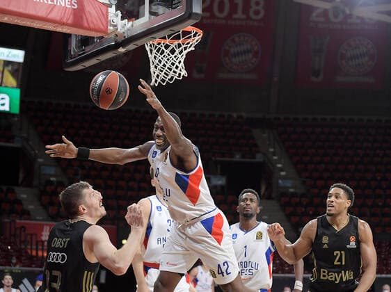 09.12.2021, xemx, Basketball EuroLeague, FC Bayern Muenchen - Anadolu Efes Istanbul emspor, v.l. Andreas Obst (FC Bayern Basketball), Bryant Dunston (Anadolu Efes Istanbul), Augustine Rubit (FC Bayern Basketball) Muenchen