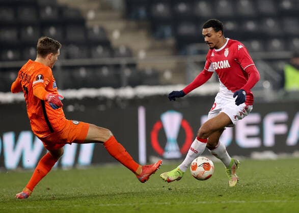 SOCCER - UEFA EL, Sturm vs Monaco GRAZ,AUSTRIA,09.DEC.21 - SOCCER - UEFA Europa League, group stage, SK Sturm Graz vs AS Monaco. Image shows Joerg Siebenhandl (Sturm) and Wilson Isidor (Monaco).  GEPAxpictures xMJxPaul