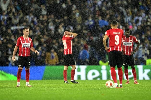 SAN SEBASTIAN - (lr) Mario Gotze of PSV Eindhoven, Olivier Boscagli of PSV Eindhoven, Carlos Vinicius of PSV Eindhoven, Ibrahim Sangare of PSV Eindhoven disappointed after the 2-0 during the UEFA Europa League match between Real Sociedad and PSV Eindhoven in Estadio de Anoeta on December 9, 2021 in San Sebastian, Spain. ANP OLAF KRAAK UEFA Europa League 2021 2022 xVIxANPxSportx xxANPxIVx