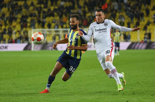 09.12.2021, Fussball UEFA Europa League, Fenerbahce SK Istanbul - Eintracht Frankfurt, emonline, emspor, v.l., Nazim Sangare (Fenerbahce Istanbul), Filip Kostic (Eintracht Frankfurt) DFL DFB REGULATIONS PROHIBIT ANY USE OF PHOTOGRAPHS AS IMAGE SEQUENCES AND OR QUASI-VIDEO. xdcx Copyright: HMBxMedia Claus