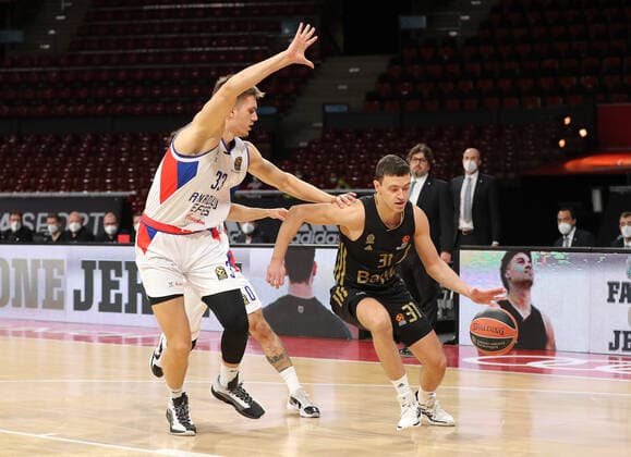Zweikampf zwischen Filip Petrusev (Anadolu Istanbul, 33) und Zan Mark Sisko (Bayern Basketball, 31) GER, FC Bayern Basketball vs. Anadolu EFES Istanbul, Basketball, EuroLeague, Saison 2021 2022, 09.12.2021, GER, FC Bayern Basketball vs. Anadolu EFES Istanbul, Basketball, EuroLeague, Saison 2021 2022, 09.12.2021, Muenchen Copyright: xEIBNER MarcelxEngelbrechtx EP_EER