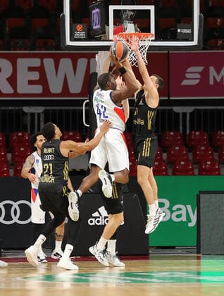 Zan Mark Sisko (Bayern Basketball, 31) blockt Bryant Dunston (Anadolu Istanbul, 42) GER, FC Bayern Basketball vs. Anadolu EFES Istanbul, Basketball, EuroLeague, Saison 2021 2022, 09.12.2021, GER, FC Bayern Basketball vs. Anadolu EFES Istanbul, Basketball, EuroLeague, Saison 2021 2022, 09.12.2021, Muenchen Copyright: xEIBNER MarcelxEngelbrechtx EP_EER