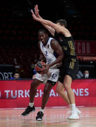 09.12.2018, Euroleague, FC Bayern Basketball vs Anadolou, Audi Dome Muenchen, im Bild: Bryant Dunston (Anadolou Efes) vs Vladimir Lucic (FCB Basketball)