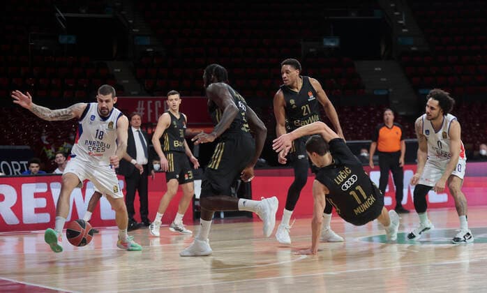 09.12.2018, Euroleague, FC Bayern Basketball vs Anadolou, Audi Dome Muenchen, im Bild: Adrien Moerman (Anadolou Efes), Zan Mark Sisko (FCB Basketball), Othello Hunter (FCB Basketball), Augustine Rubit (FCB Basketball), Vladimir Lucic (FCB Basketball) und Shane Larkin (Anadolou Efes)