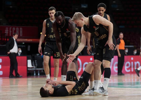 09.12.2018, Euroleague, FC Bayern Basketball vs Anadolou, Audi Dome Muenchen, im Bild: Zan Mark Sisko (FCB Basketball), Othello Hunter (FCB Basketball), Ognjen Jaramaz (FCB Basketball), Augustine Rubit (FCB Basketball) und Vladimir Lucic (FCB Basketball) am Boden