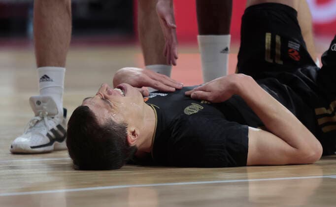 09.12.2018, Euroleague, FC Bayern Basketball vs Anadolou, Audi Dome Muenchen, im Bild: Vladimir Lucic (FCB Basketball) am Boden