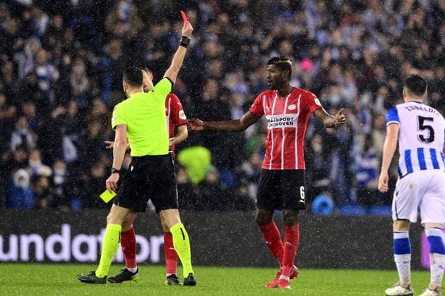 SAN SEBASTIAN - (lr) Referee Felix Zwayer shows the red card to Ibrahim Sangare of PSV Eindhoven during the UEFA Europa League match between Real Sociedad and PSV Eindhoven at Estadio de Anoeta on December 9, 2021 in San Sebastian, Spain. ANP OLAF KRAAK UEFA Europa League 2021 2022 xVIxANPxSportx xxANPxIVx