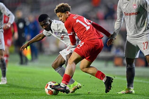 ANTWERPEN, BELGIUM - DECEMBER 09 : Manuel Benson forward of Antwerp FC is fighting for the ball with Aguibou Camara midfielder of Olympiacos FC during the UEFA Europa League Group Stage - Group D match between Antwerp FC and Olympiacos FC at the Bosuil stadium on December 09, 2021 in Antwerpen, Belgium, 9 12 2021 ( Antwerp FC v Olympiacos FC : UEFA Europa League PhotoNews Panoramic 
