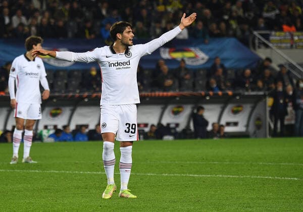 09.12.2021, xjhx, Fussball UEFA Europa League, Fenerbahce Istanbul - Eintracht Frankfurt emspor, v.l. Goncalo Paciencia (Eintracht Frankfurt) gestikuliert gibt Anweisungen (DFL DFB REGULATIONS PROHIBIT ANY USE OF PHOTOGRAPHS as IMAGE SEQUENCES and or QUASI-VIDEO) Istanbul