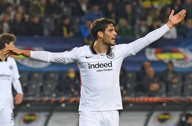 09.12.2021, xjhx, Fussball UEFA Europa League, Fenerbahce Istanbul - Eintracht Frankfurt emspor, v.l. Goncalo Paciencia (Eintracht Frankfurt) gestikuliert gibt Anweisungen (DFL DFB REGULATIONS PROHIBIT ANY USE OF PHOTOGRAPHS as IMAGE SEQUENCES and or QUASI-VIDEO) Istanbul