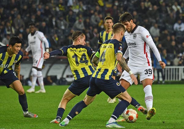 09.12.2021, xjhx, Fussball UEFA Europa League, Fenerbahce Istanbul - Eintracht Frankfurt emspor, v.l. Dimitrios Pelkas (Fenerbahce Istanbul) Serdar Aziz (Fenerbahce Istanbul) Goncalo Paciencia (Eintracht Frankfurt) Zweikampf, Aktion, action, battle for the ball (DFL DFB REGULATIONS PROHIBIT ANY USE OF PHOTOGRAPHS as IMAGE SEQUENCES and or QUASI-VIDEO) Istanbul