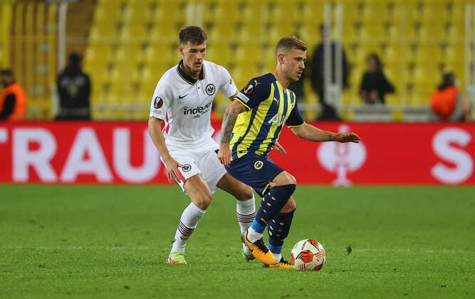 09.12.2021, Fussball UEFA Europa League, Fenerbahce SK Istanbul - Eintracht Frankfurt, emonline, emspor, v.l., Ajdin Hrustic (Eintracht Frankfurt), Max Meyer (Fenerbahce Istanbul) DFL DFB REGULATIONS PROHIBIT ANY USE OF PHOTOGRAPHS AS IMAGE SEQUENCES AND OR QUASI-VIDEO. xdcx Copyright: HMBxMedia Claus