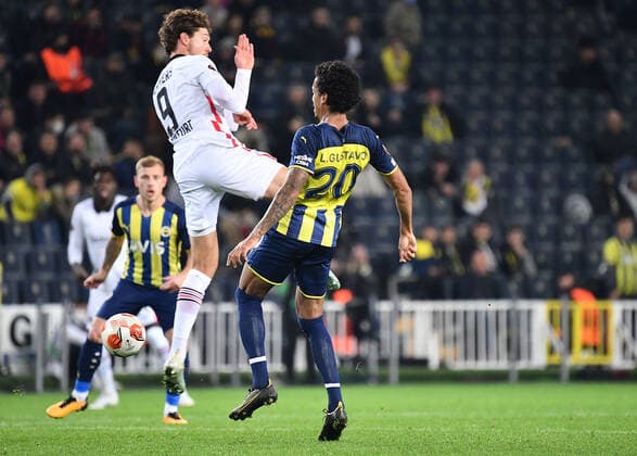 09.12.2021, xjhx, Fussball UEFA Europa League, Fenerbahce Istanbul - Eintracht Frankfurt emspor, v.l. Sam Lammers (Eintracht Frankfurt) Luiz Gustavo (Fenerbahce Istanbul) Zweikampf, Aktion, action, battle for the ball (DFL DFB REGULATIONS PROHIBIT ANY USE OF PHOTOGRAPHS as IMAGE SEQUENCES and or QUASI-VIDEO) Istanbul
