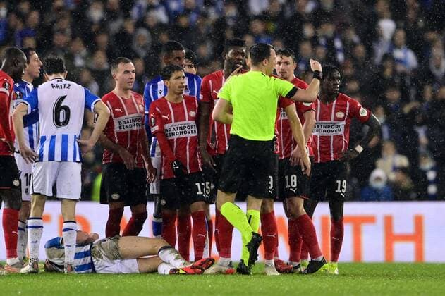 SAN SEBASTIAN - (lr) Mario Gotze of PSV Eindhoven, Mauro Junior of PSV Eindhoven, Ibrahim Sangare of PSV Eindhoven, Olivier Boscagli of PSV Eindhoven, referee Felix Zwayer during the UEFA Europa League match between Real Sociedad and PSV Eindhoven in Estadio de Anoeta on December 9, 2021 in San Sebastian, Spain. ANP OLAF KRAAK UEFA Europa League 2021 2022 xVIxANPxSportx xxANPxIVx