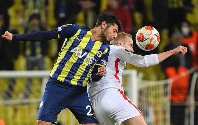 09.12.2021, xjhx, Fussball UEFA Europa League, Fenerbahce Istanbul - Eintracht Frankfurt emspor, v.l. Muhammed Guemueskaya (Fenerbahce Istanbul) Sebastian Rode (Eintracht Frankfurt) Kopfballduell Kopfball Zweikampf (DFL DFB REGULATIONS PROHIBIT ANY USE OF PHOTOGRAPHS as IMAGE SEQUENCES and or QUASI-VIDEO) Istanbul