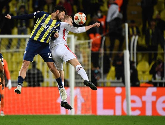 09.12.2021, xjhx, Fussball UEFA Europa League, Fenerbahce Istanbul - Eintracht Frankfurt emspor, v.l. Muhammed Guemueskaya (Fenerbahce Istanbul) Sebastian Rode (Eintracht Frankfurt) Kopfballduell Kopfball Zweikampf (DFL DFB REGULATIONS PROHIBIT ANY USE OF PHOTOGRAPHS as IMAGE SEQUENCES and or QUASI-VIDEO) Istanbul